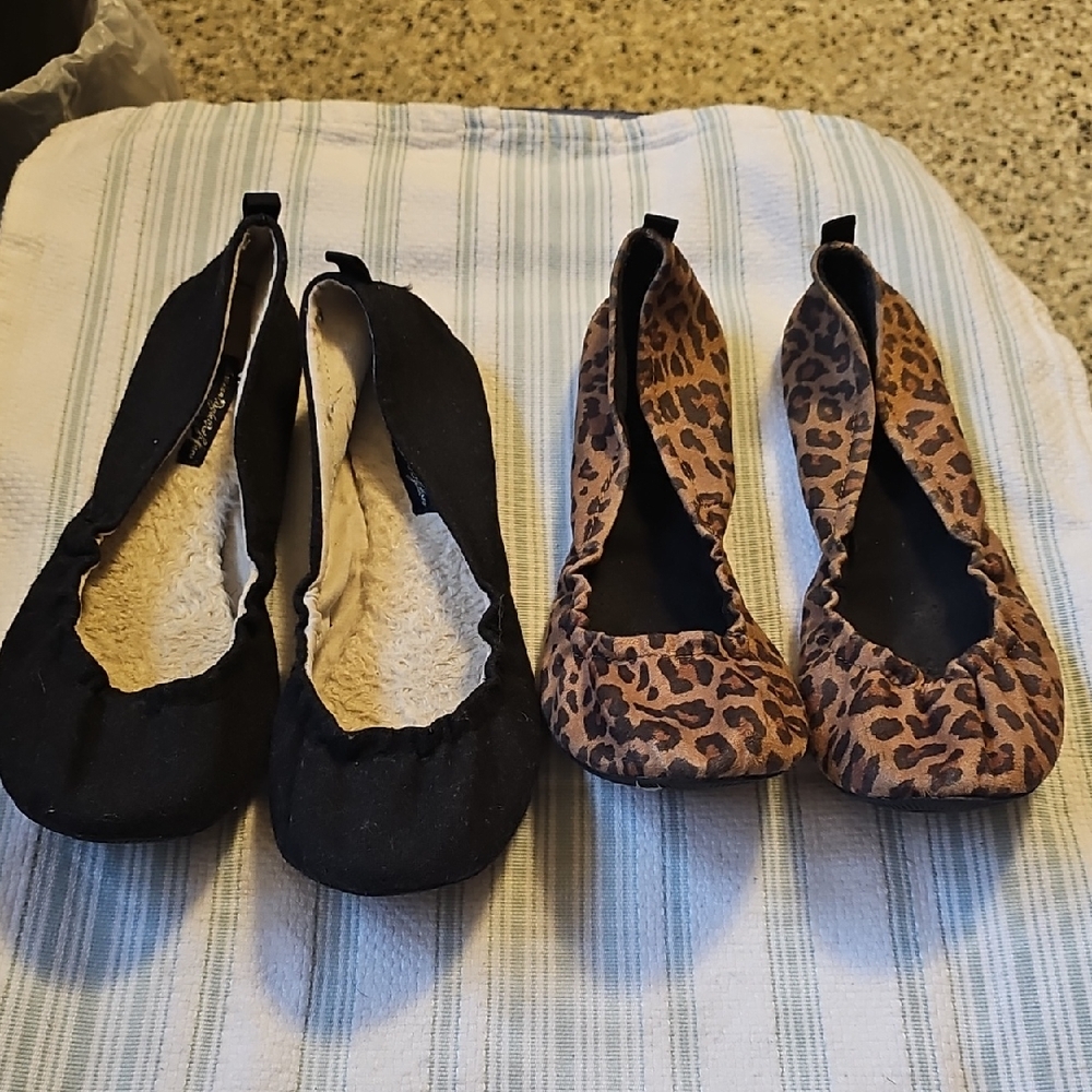 American Eagle Outfitters Black and Leopard Flats. Size 9. This is for the Pair.